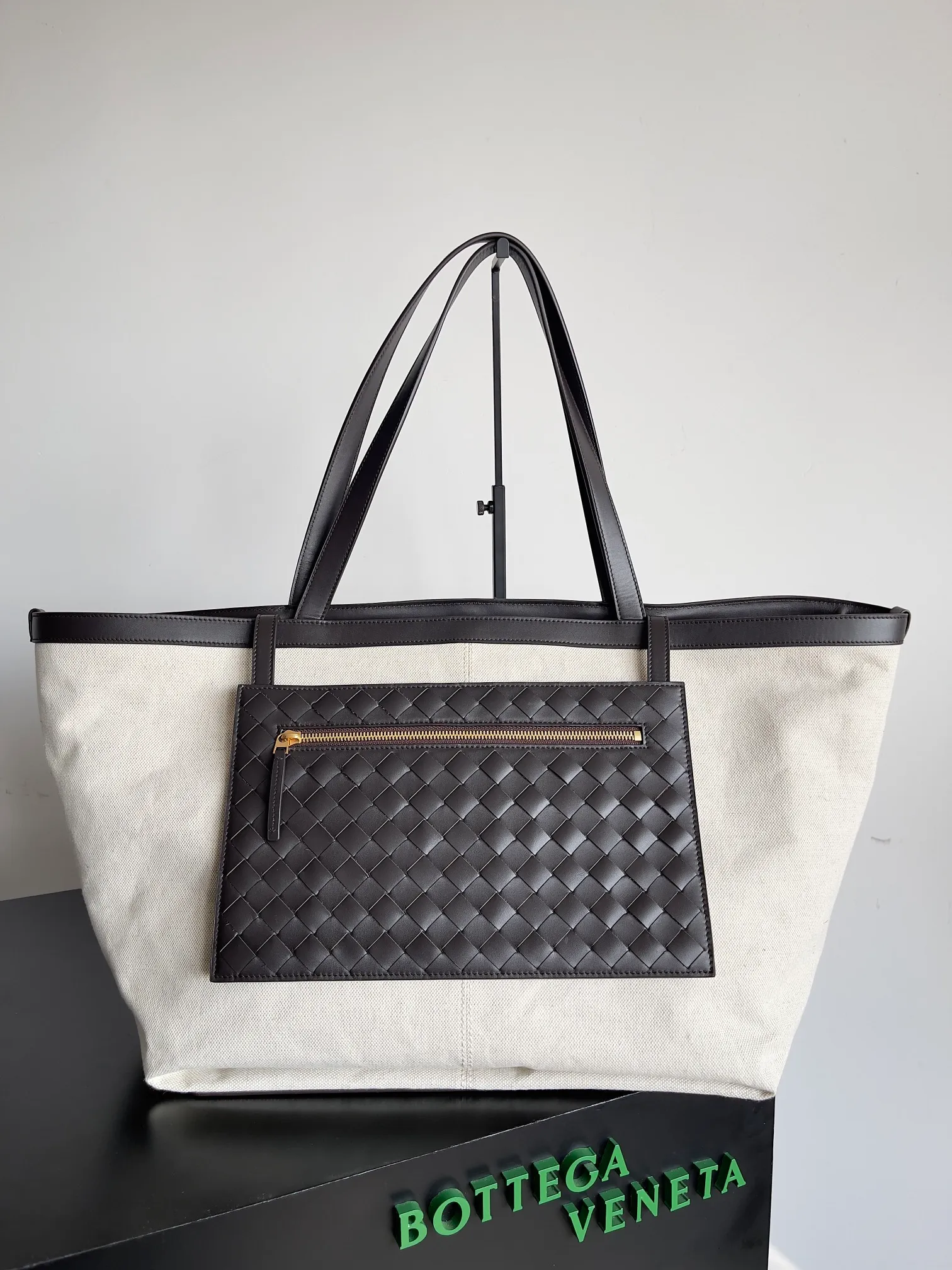 Batch 1960 BV 2023 Early Autumn New Tote Handbag Flip Flap || Deconstructing the classic, the most simple and utilitarian item, it can also have dual styles. Woven pockets 🉑 inside and outside folding, really cool, simple and utilitarian item, a must-have for travel, commuting, traveling, and taking care of a baby. Xiaohongshu's hot style, the appearance is retro and fashionable, not inferior to the full leather model at all. Style number: 754915 Size: 60*27*33cm